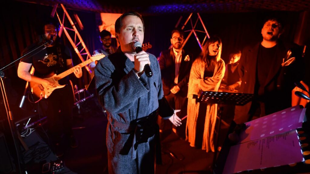 Gauthier Galand moque autant la religion que le culte de la personnalité. PHOTO STEPHANE MORTAGNE